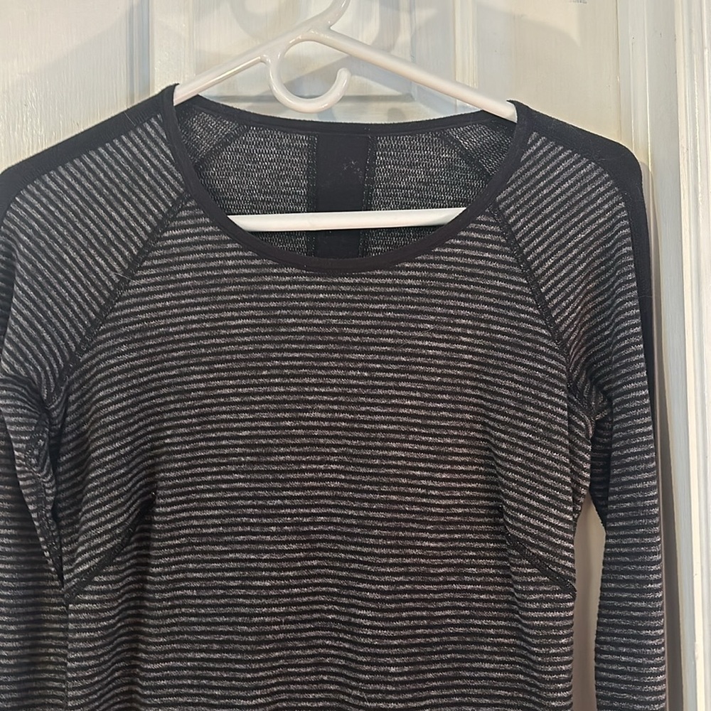 Women’s Lululemon Run Under Long Sleeve Reversible Black & Gray Athletic Top - Picture 2 of 8
